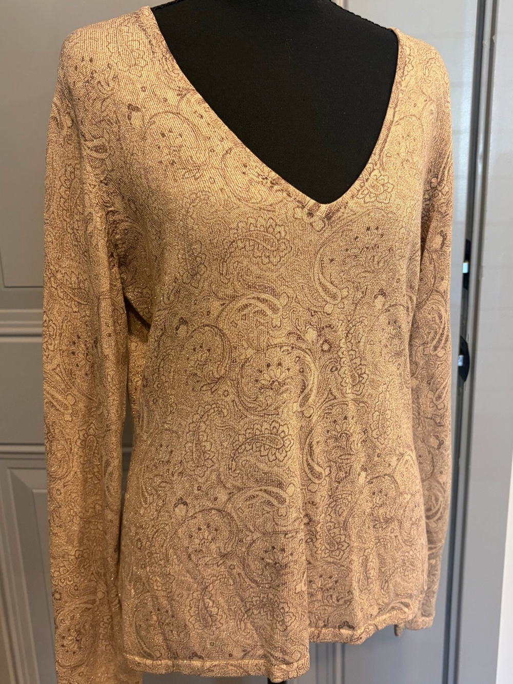 New York & Company Beige Paisley V-Neck Long-Sleeve Top